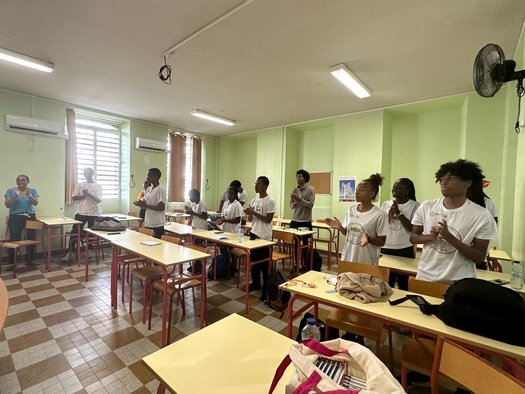 Lycée Gerville Reach - Les élèves appluadissent leurs formateurs et le proviseur
